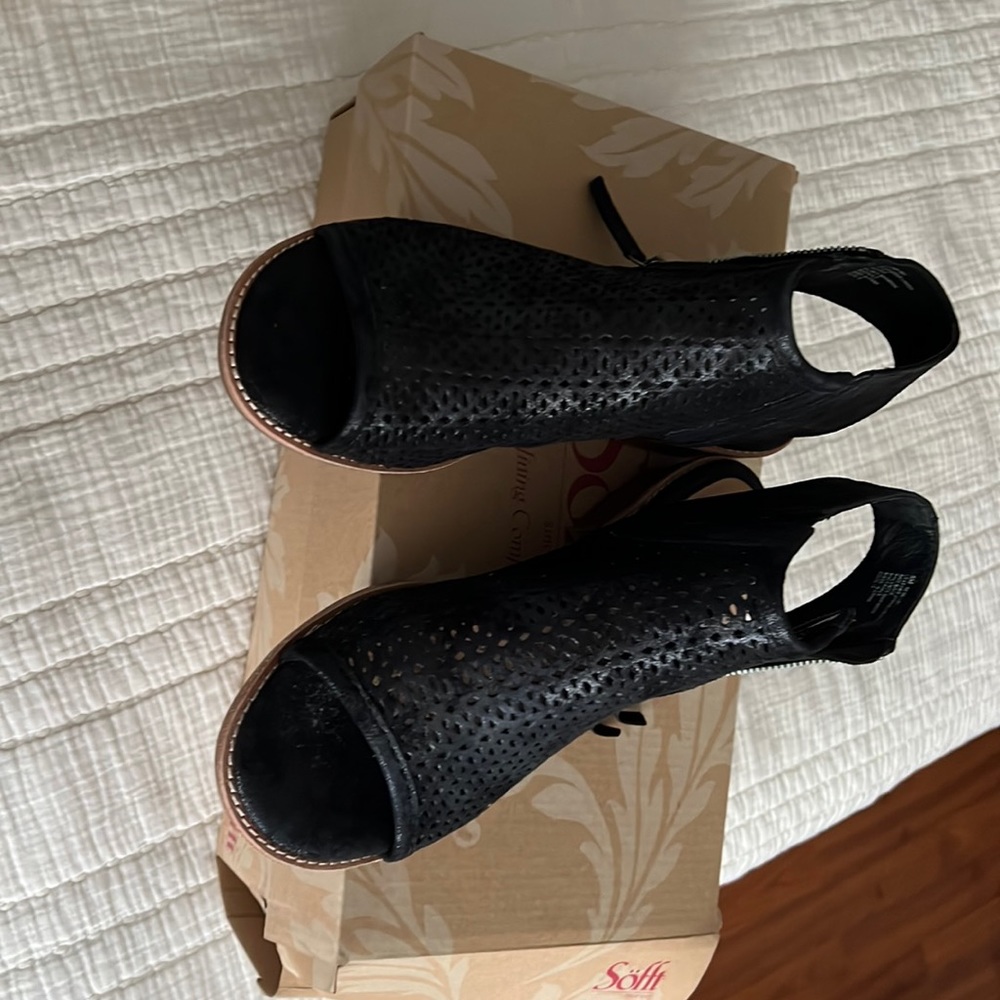 These are brand new Sofft sandals. They have never been worn.
